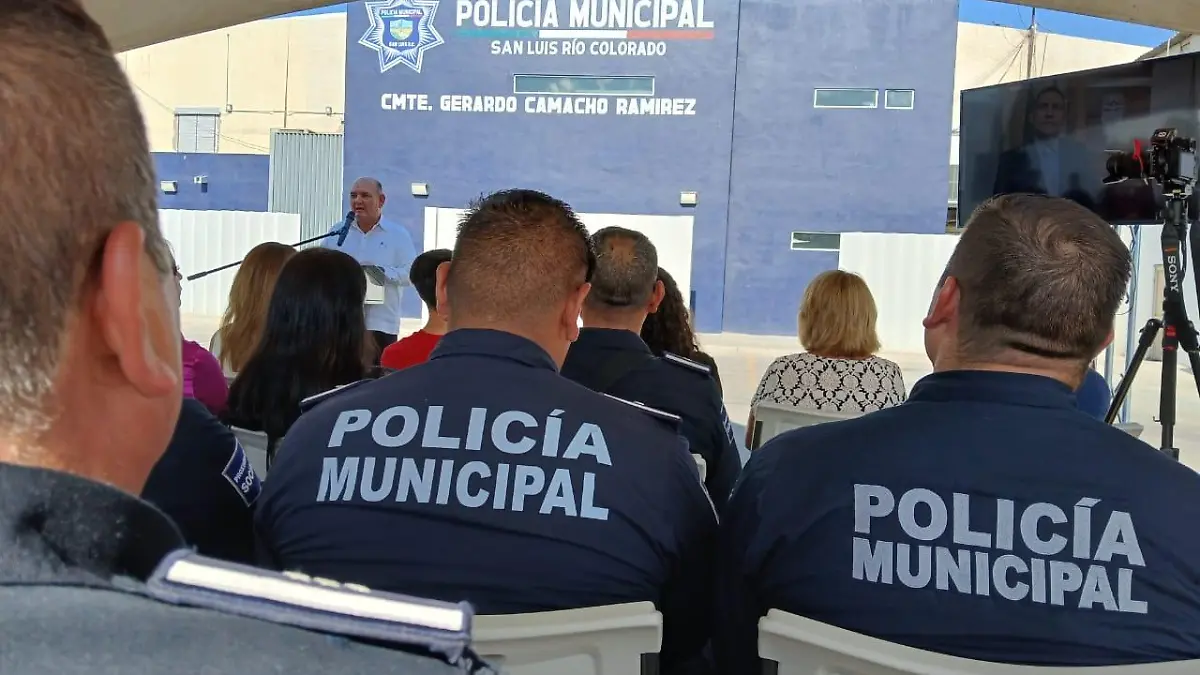 El presidente municipal y familiares del comandante Gerardo Camacho Ramírez develaron placa en honor del ex jefe policiaco