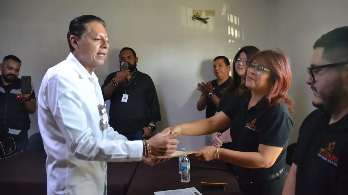 Recibe Iván Sandoval constancia como alcalde electo de SLRC-2