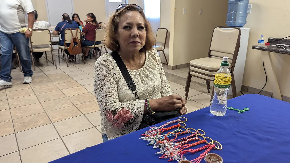 La señora Lorena Jiménez Rivera comparte sus conocimientos de manualidades con otras personas ciegas y débiles visuales que integran la asociación ENULUVI