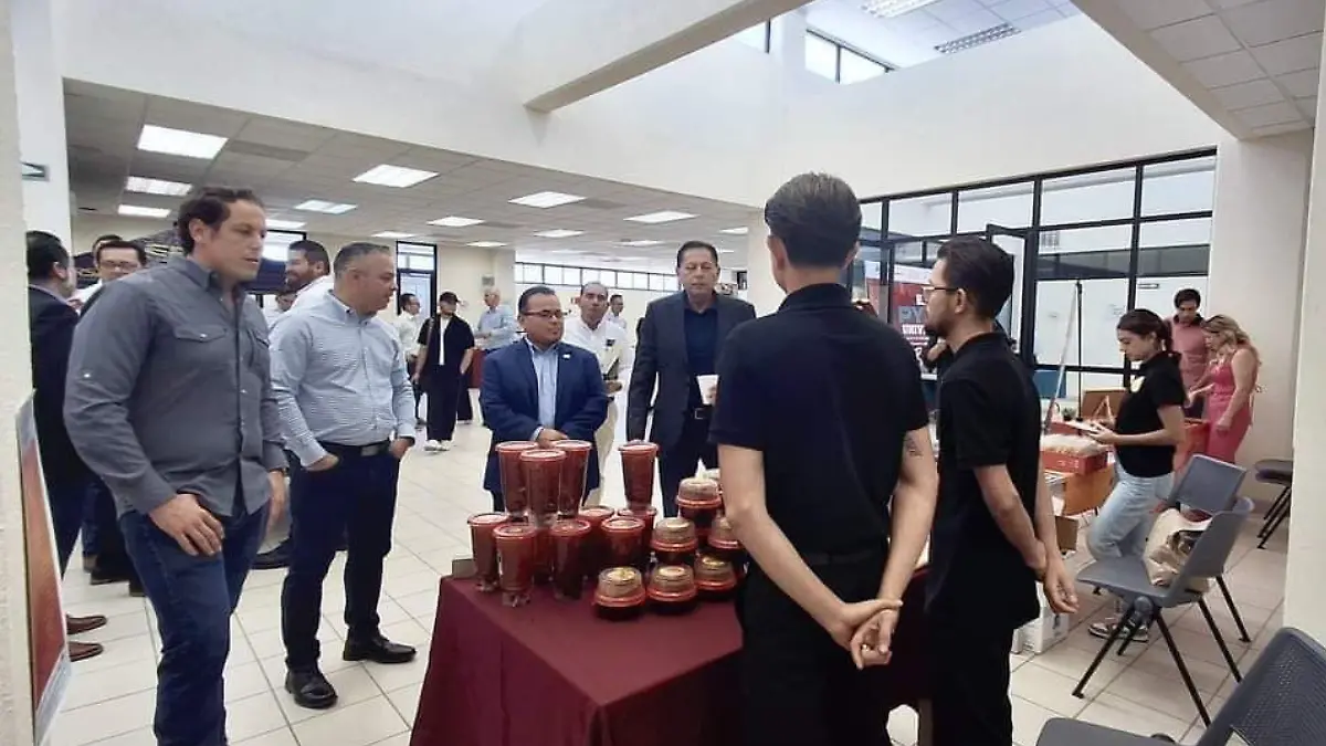 Jóvenes universitarios exponen proyectos de emprendimiento