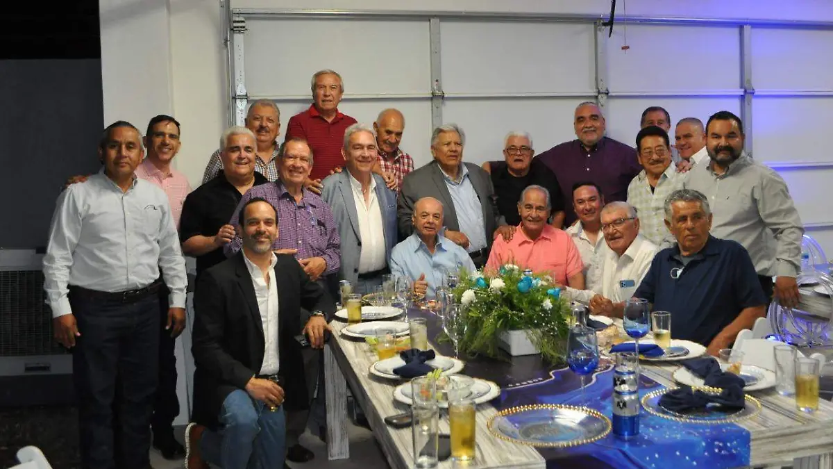 Amigos lo acompañaron para celebrar su cumpleaños