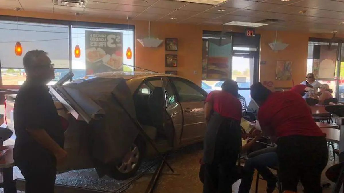 Se mete auto en restaurante en Calexico