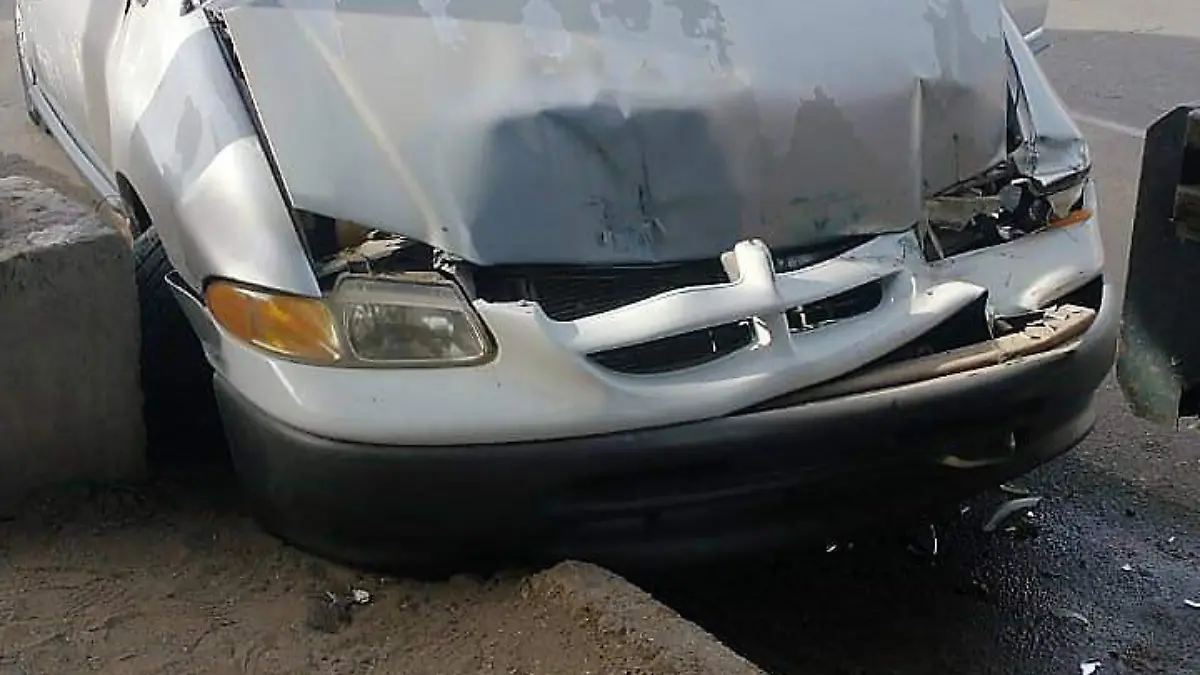 Muy dañada quedó la camioneta Dodge Caravan 2000 que hoy en la mañana se estrelló contra un vehículo Ford 1997 correctamente estacionado