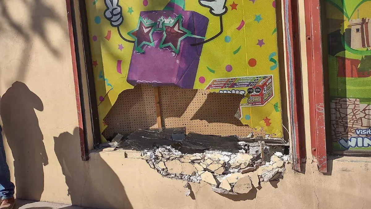 Una automovilista que pretendió estacionarse frente a conocida dulcería