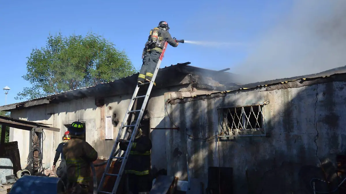 Voraz incendio registrado en humilde vivienda localizada por la avenida Félix Contreras y calle 20, fue combatido por los bomberos