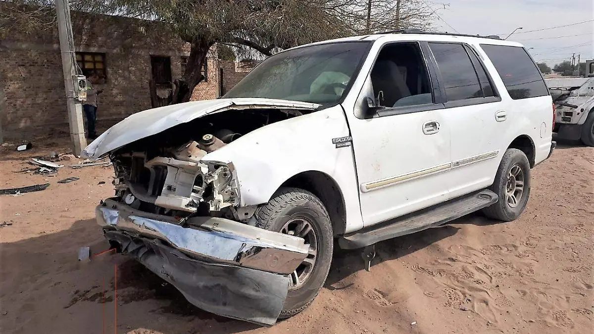 Camioneta Ford Expedition 2005, responsable del choque por la avenida Amapolas y calle7, colonia Libertad.