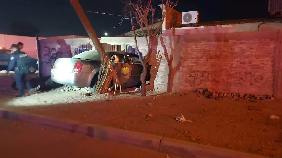 La barda y el poste de madera detuvieron la loca carrera del auto Chrysler 300 que anoche estuvo a punto de afectar la vivienda de la familia Cadena, por avenida Quintana Roo y calle 38