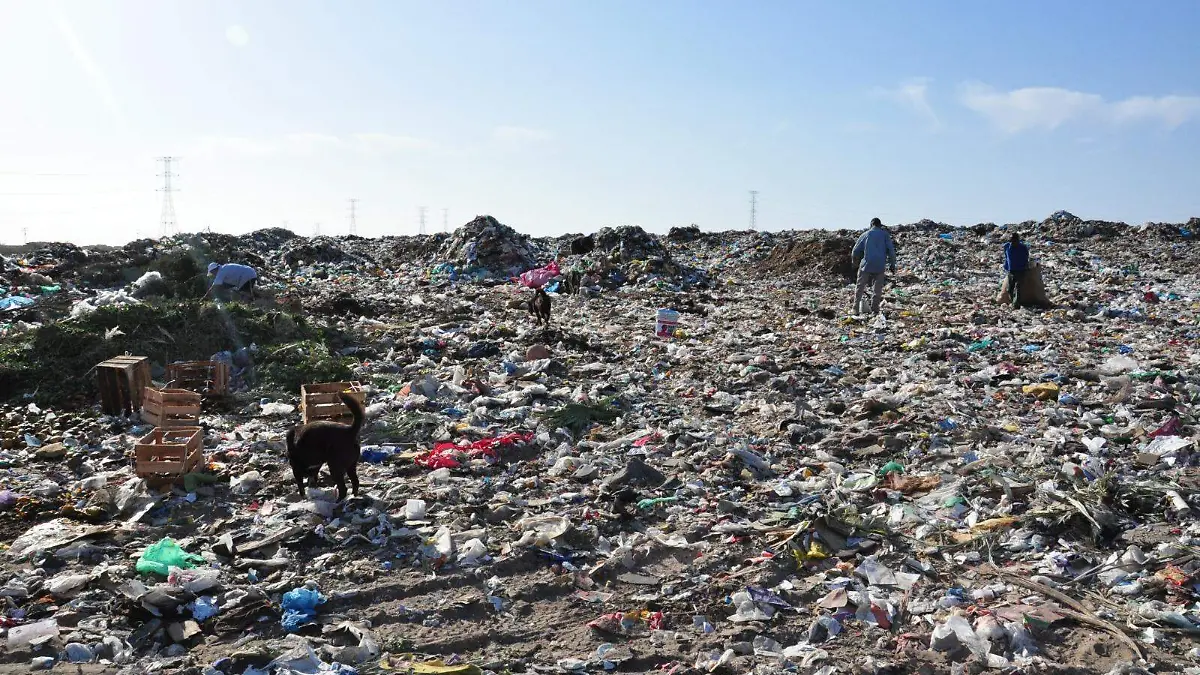 Llegan todo tipo de desechos al “basurón” municipal