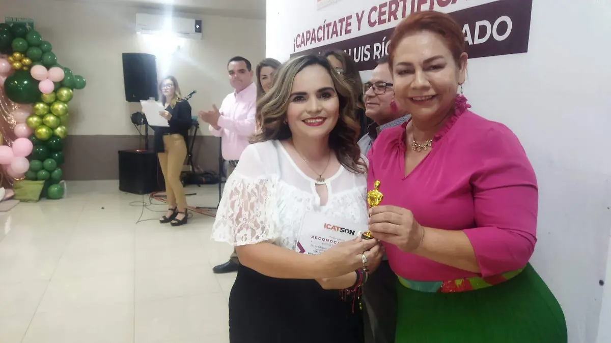 Se gradúan alumnos de Icatson en SLRC