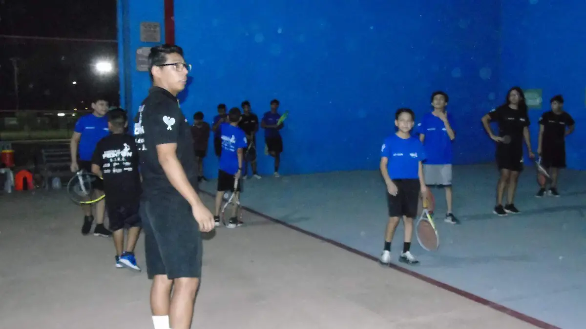 Buscan nueva dirección para el frontón