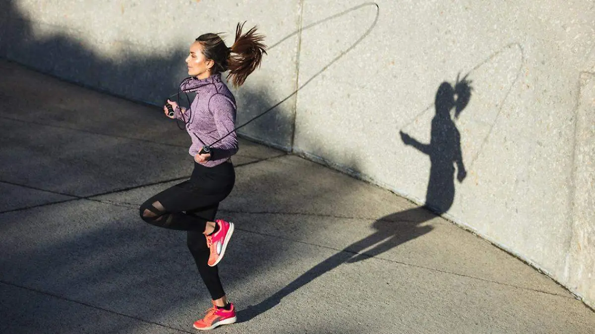 woman-trying-jump-rope-workouts-1140x667