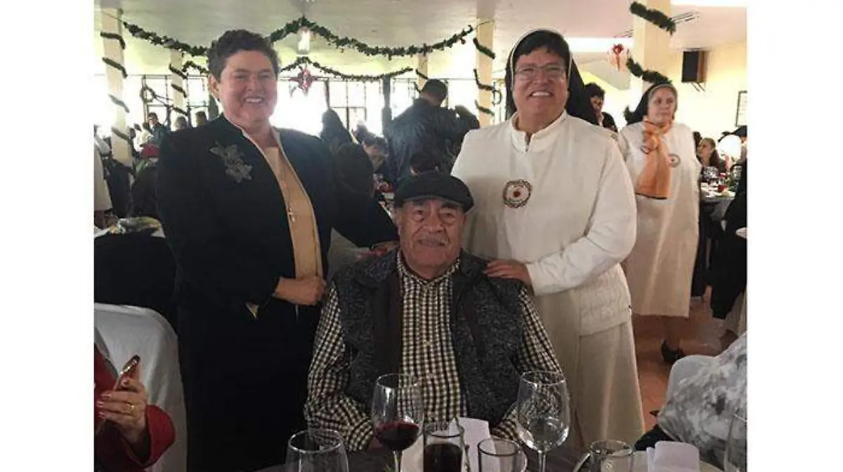 La madre Josefina y la madre Paty Navarro con Don Martín Ibarra López