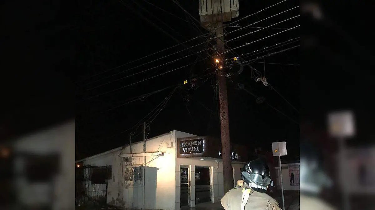 Bomberos Voluntarios apagaron incendio de cableado de conocida empresa de televisión por cable en la avenida 16 de Septiembre y calle 7, anoche