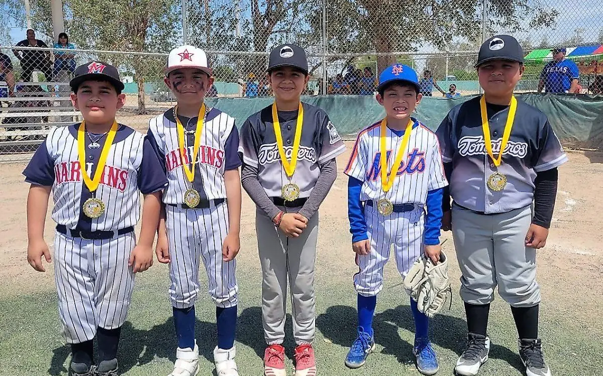 Los chicos de MARLINS, Mets y Tornados con su medalla