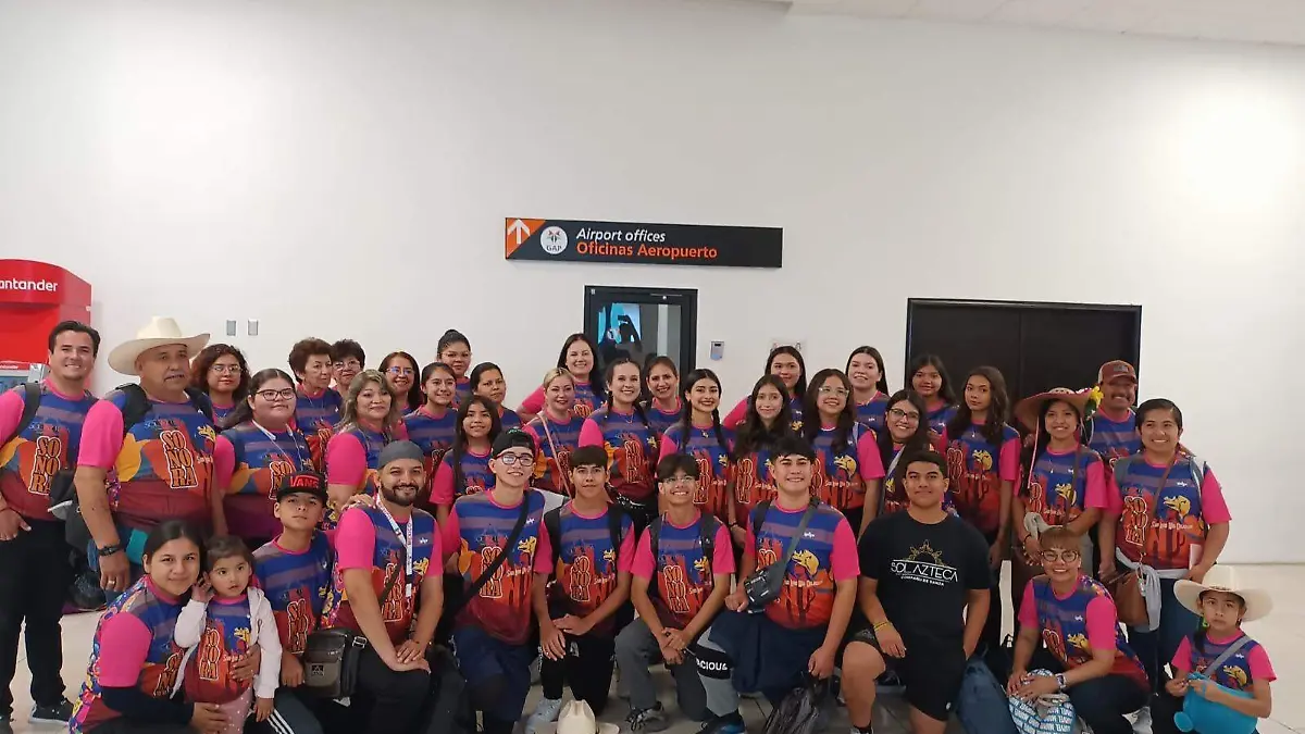 Momentos antes de que los miembros de la Compañía de Danza Sol Azteca subieran al avión que los llevará a Colombia
