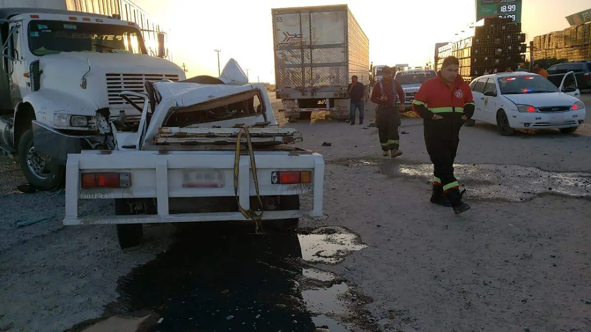 Como José Luis, de 54 años de edad, vecino de Baja California, fue identificado el conductor del Nissan estaquitas que falleció al ser chocado de frente por un tráiler