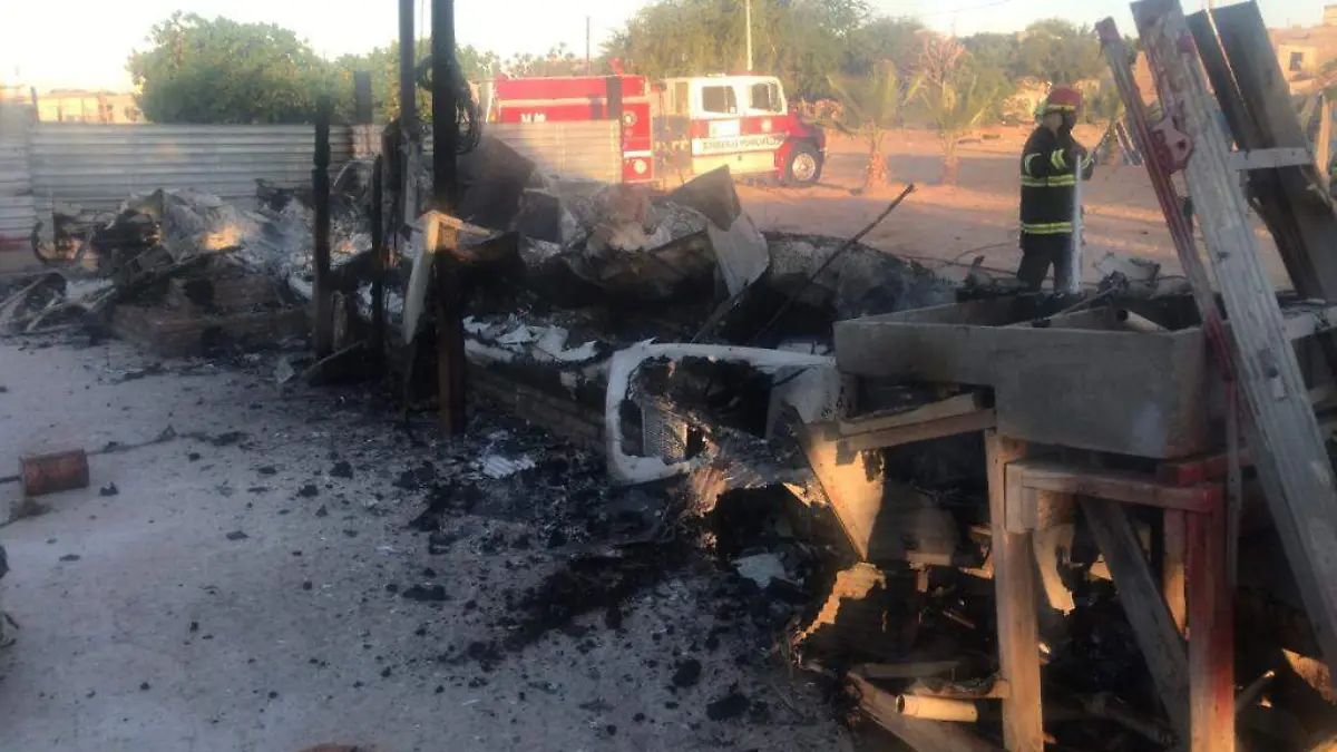 Hoy en la madrugada en el Golfo de Santa Clara se registró fuerte incendio que acabó con una traila que era habitada