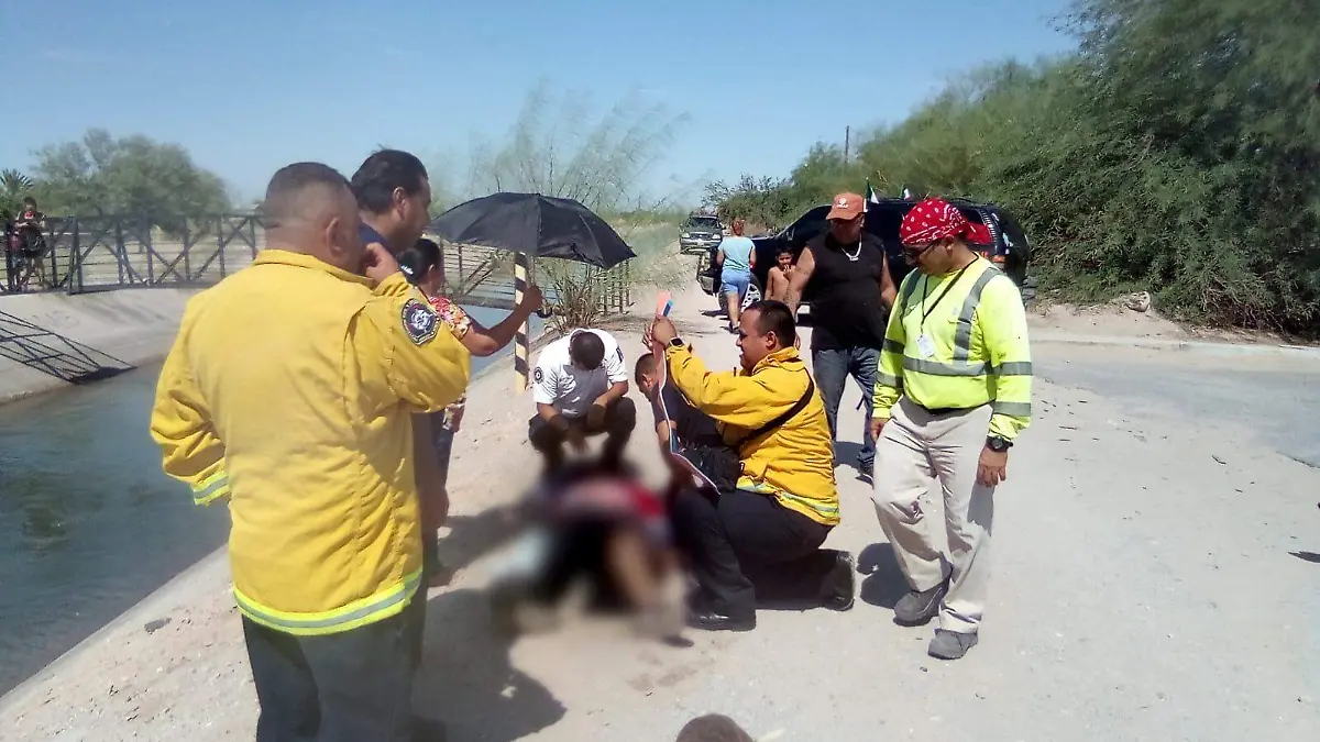El automovilista que cayó al canal de la Mesa Arenosa en el momento de ser atendido por los Bomberos