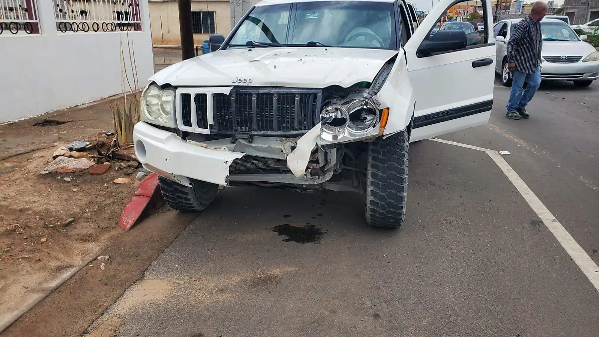 Jeep Cherokee 2005 chocó por alcance a la altura de la avenida Libertad y calle 33 contra un Nissan Altima 2001. No fueron reportados heridos