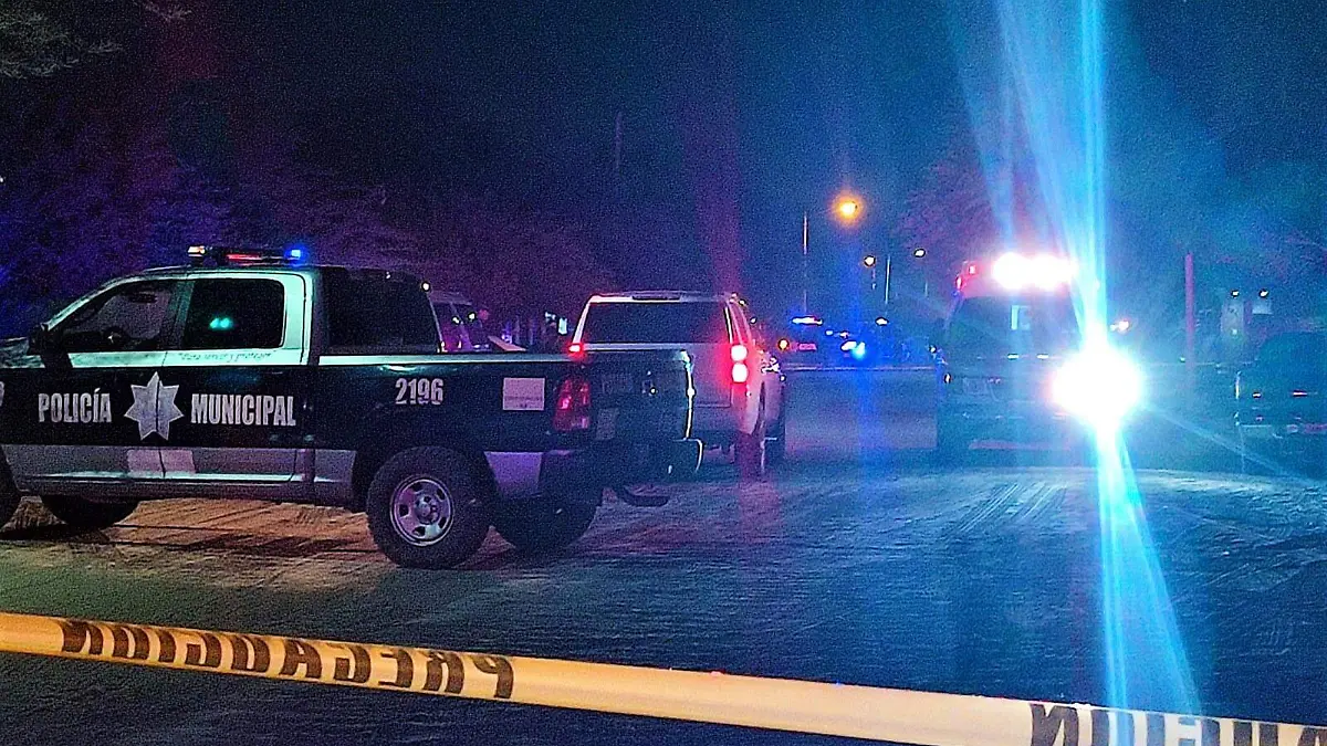 La policía investiga para identificar y localizar a los responsables de la muerte por degollamiento de dos presuntos narcomenudistas y lesiones a un tercero