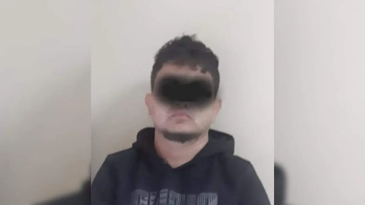 El automovilista Bryan, de 28 años, al ser detenido por posesión de sustancia al parecer droga, resultó como sospechoso de haber participado en la reciente muerte de un hombre.