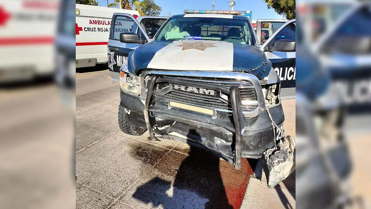 Al menos seis agentes del grupo operativo de la policía municipal resultaron lesionados al chocar en la avenida Libertad y calle 12 contra un imprudente automovilista que por escuchar música con alto volumen, no les c