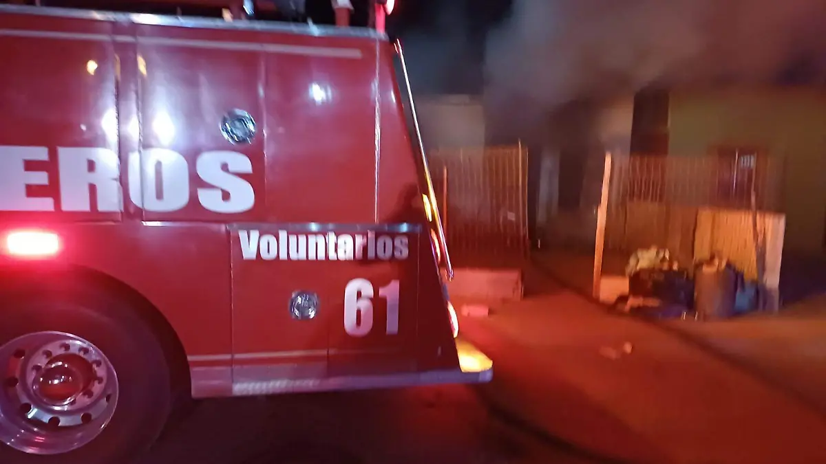 Los Bomberos Voluntarios combatieron fuerte incendio de basura en una casa abandonada del fraccionamiento Chulavista I, hoy en la madrugada