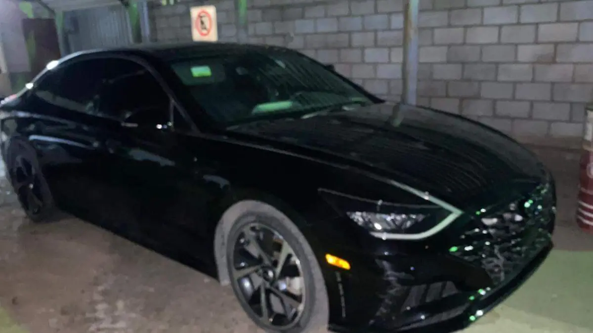 Lujoso auto Hyundai Sonata 2022 con reporte de robo en los Estados Unidos