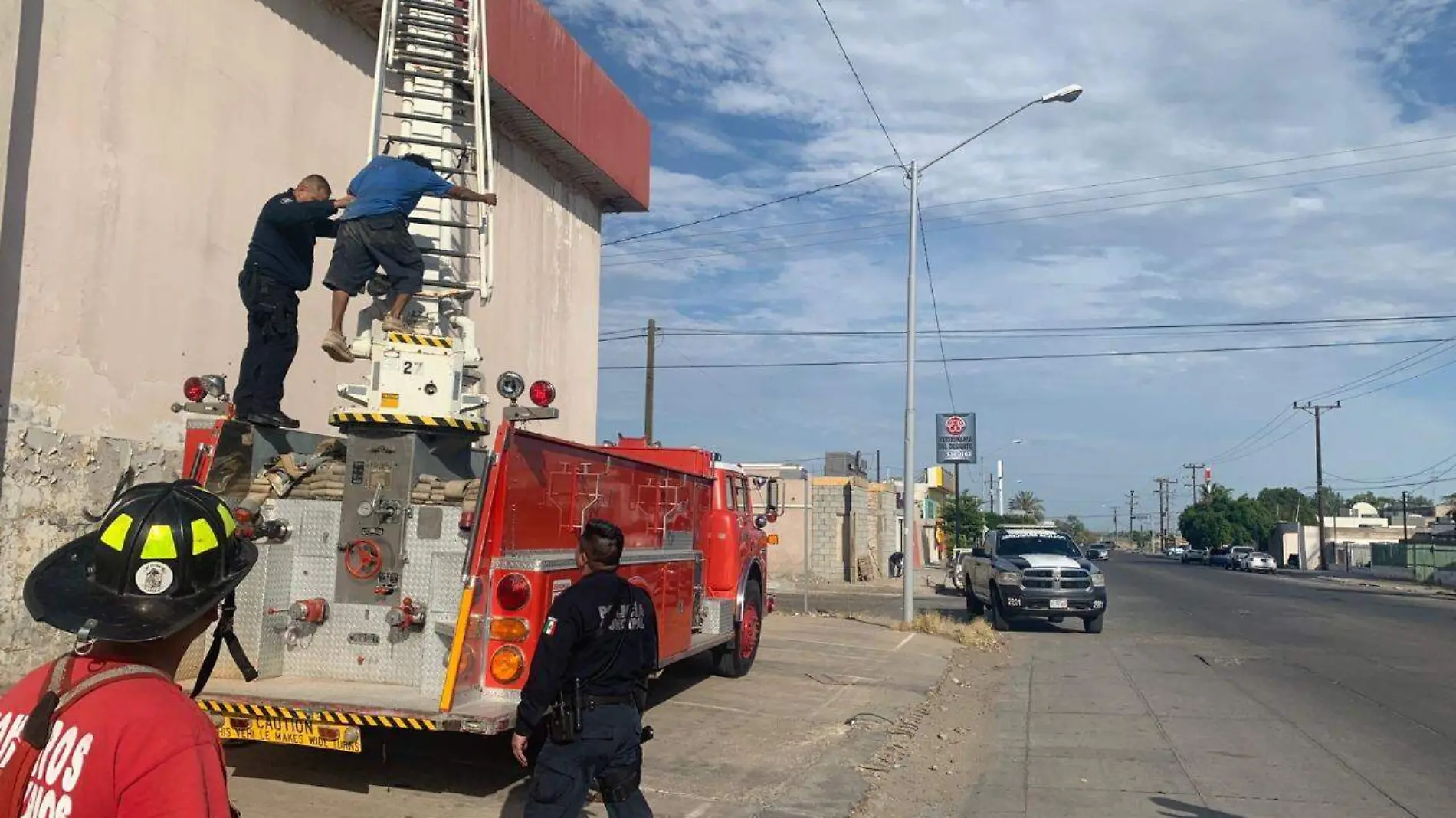 hombre-techo-bomberos