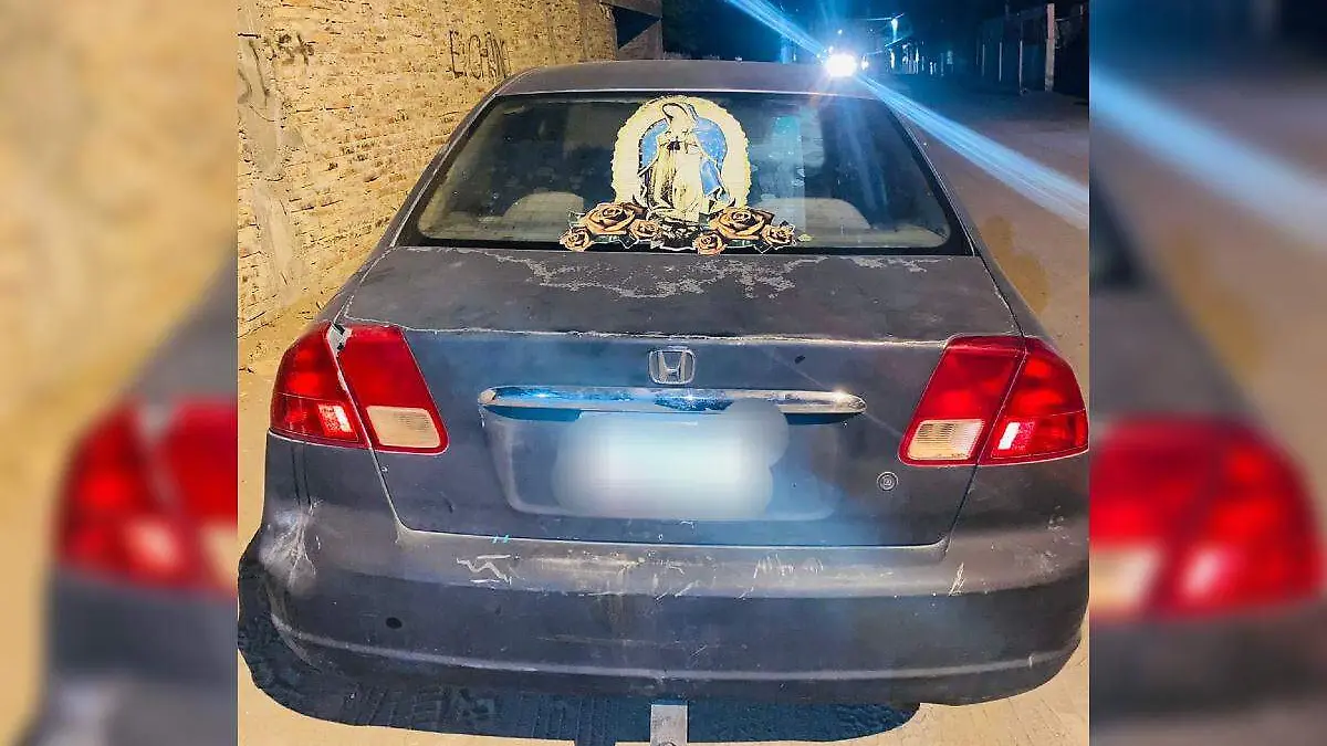 Auto Honda Civic 2001 que fue robado en la Zona Centro, la policía lo localizó abandonado en calles de la colonia Sonora, pero no pudo obtener pistas del o los responsables.