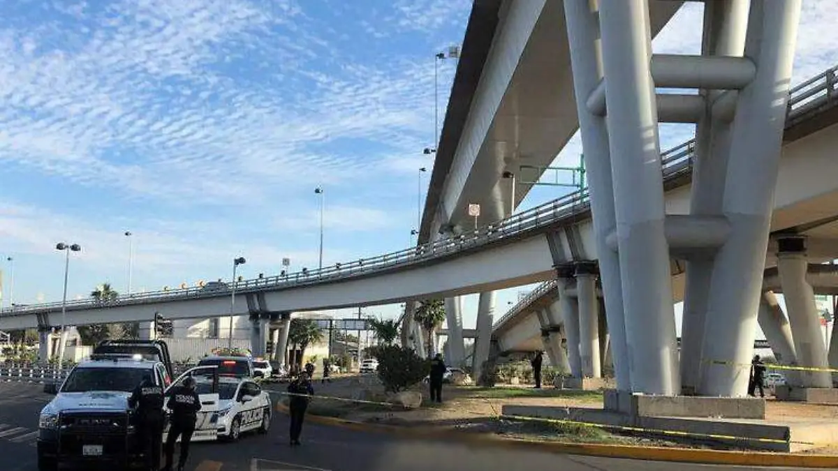 Muere hombre tras arrojarse del distribuidor vial
