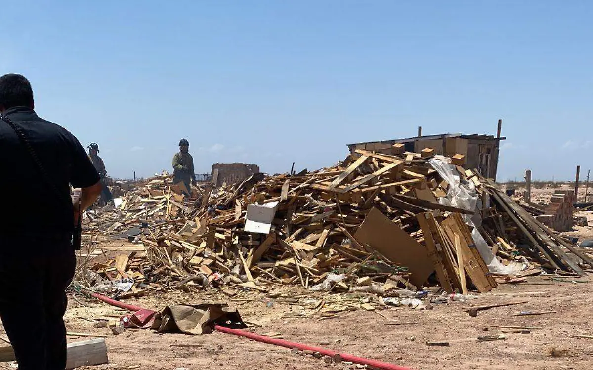 En una ladrillera localizada al sur de la ciudad, la tarde del miércoles se registró fuerte incendio de madera y aserrín