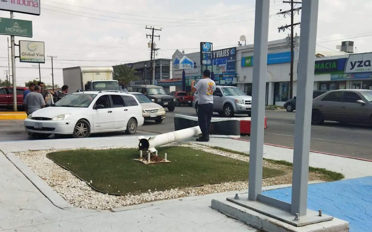 Caída de anuncio impacta levemente una camioneta Ford Focus, por avenida Kino y calle 26, causando fuerte susto en conductor y acompañantes