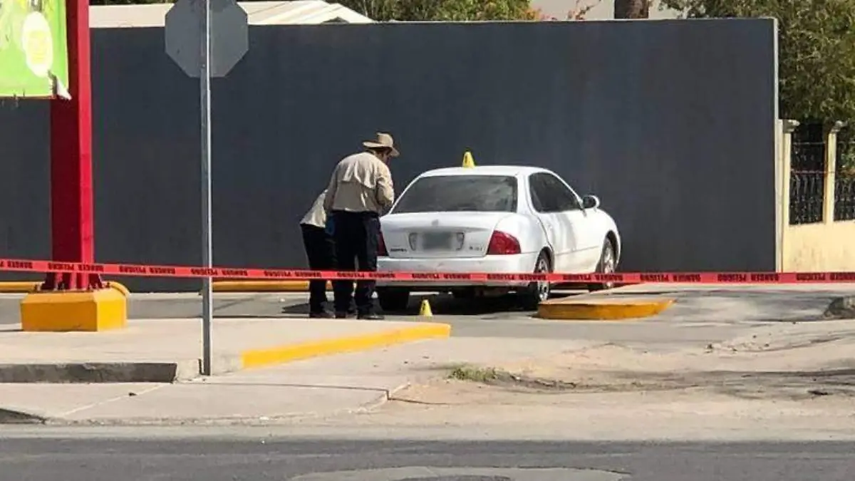 Localizan dos cadáveres en auto abandonado