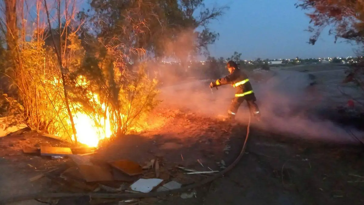 Bomberos Voluntarios apagaron incendio de basura y maleza frente al estadio de fútbol México 70