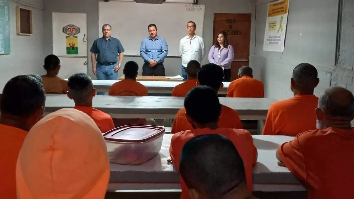 Internos del Cereso de esta ciudad se hicieron acreedores a certificados de primaria y secundaria al terminar sus estudios en el ISEA