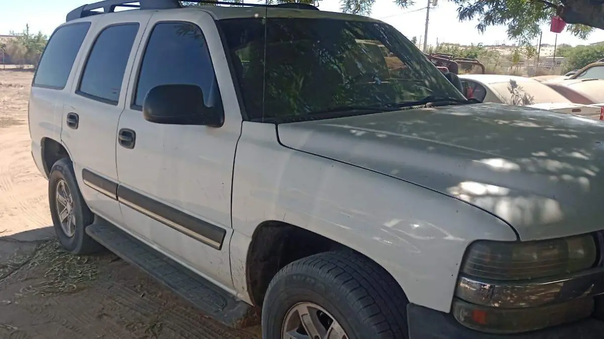 Chevrolet Tahoe 2004 que fue robado en el vecino estado de Baja California, fue localizado abandonado en el interior del panteón del Golfo de Santa Clara