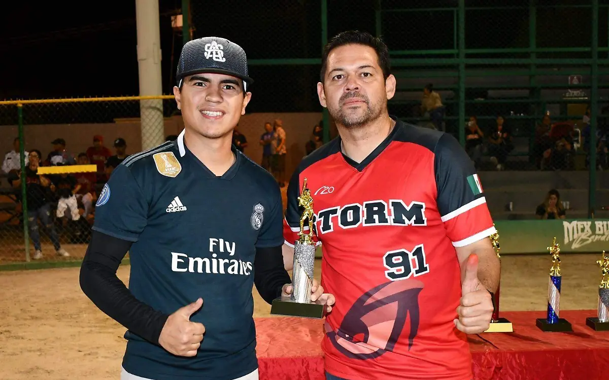 Noel Agundez ganador del tiro de catcher a segunda base