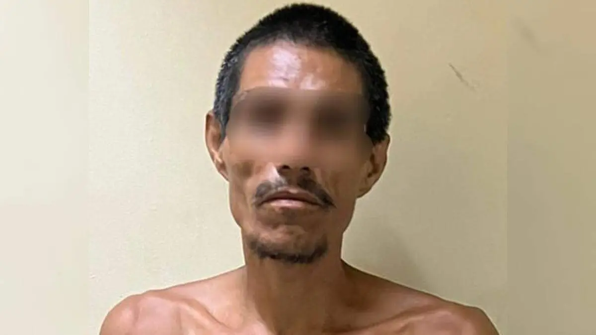 Sergio, de 37 años de edad, fue arrestado armado de dos cuchillos, tras reportes de que andaba mostrando sus atributos masculinos a vecinos de la colonia Campestre