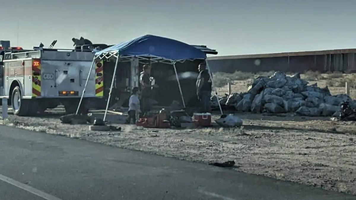 Varias horas tardaron los Bomberos Voluntarios para apagar todo vestigio de fuego en una carga de carbón que era trasladada de Caborca a Mexicali, carretera a Sonoyta, cerca del retén militar Cucapah