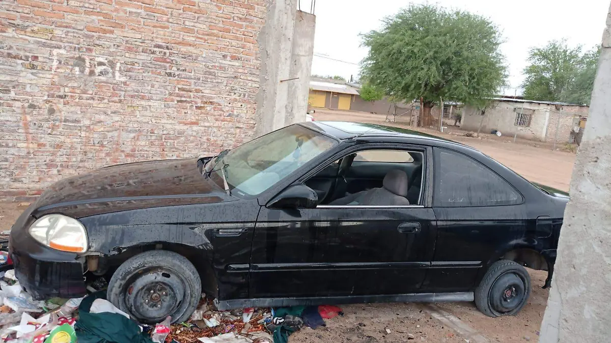 Dentro de un predio abandonado la policía localizó un auto que fue  robado del Parque Industrial, en perjuicio de un trabajador