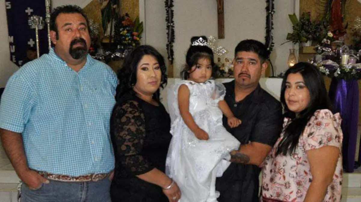 Los padrinos y papás ese día.