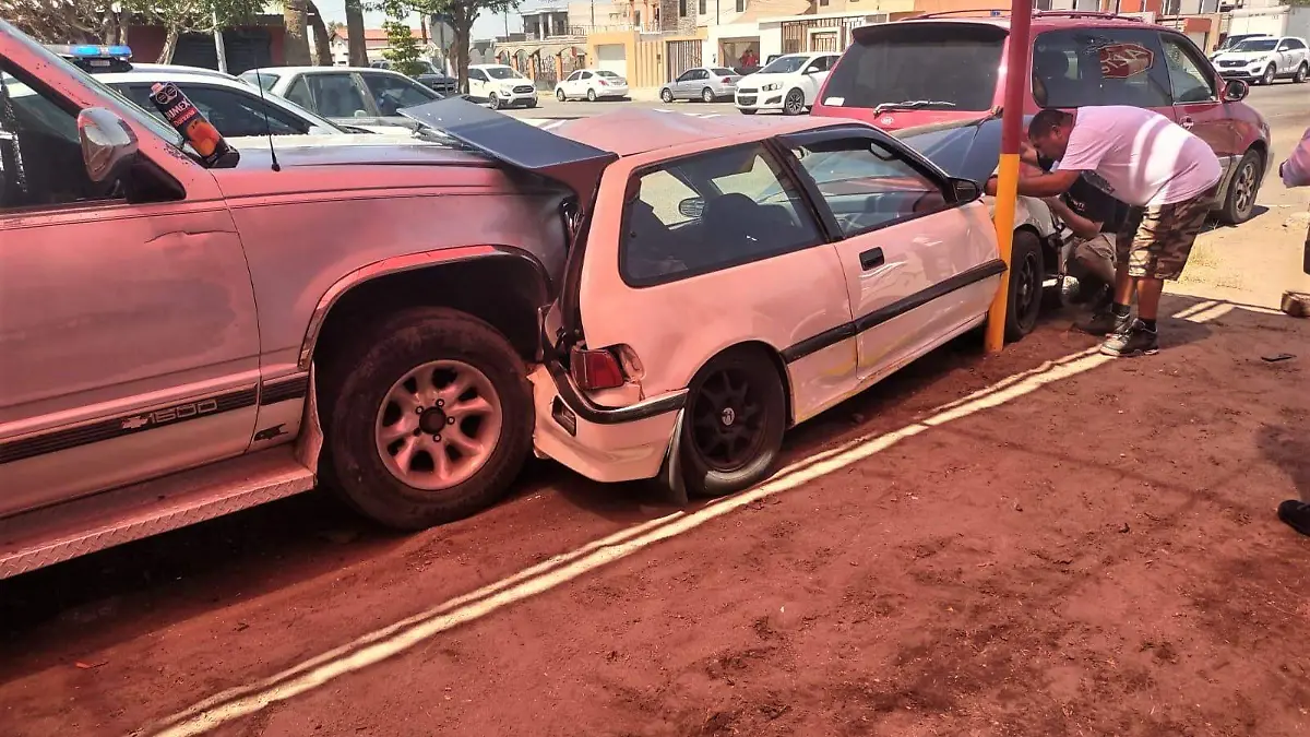Por calle 2, entre avenida y callejón Tamaulipas un pick up Chevrolet 1993 impactó un auto Honda Civic 1990 correctamente estacionado