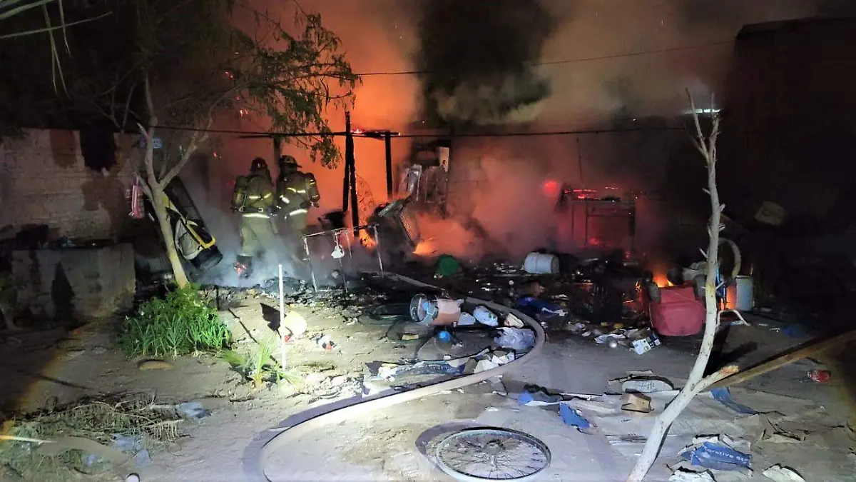 Bomberos Rurales y Bomberos Municipales combatieron fuerte incendio en una casa de madera