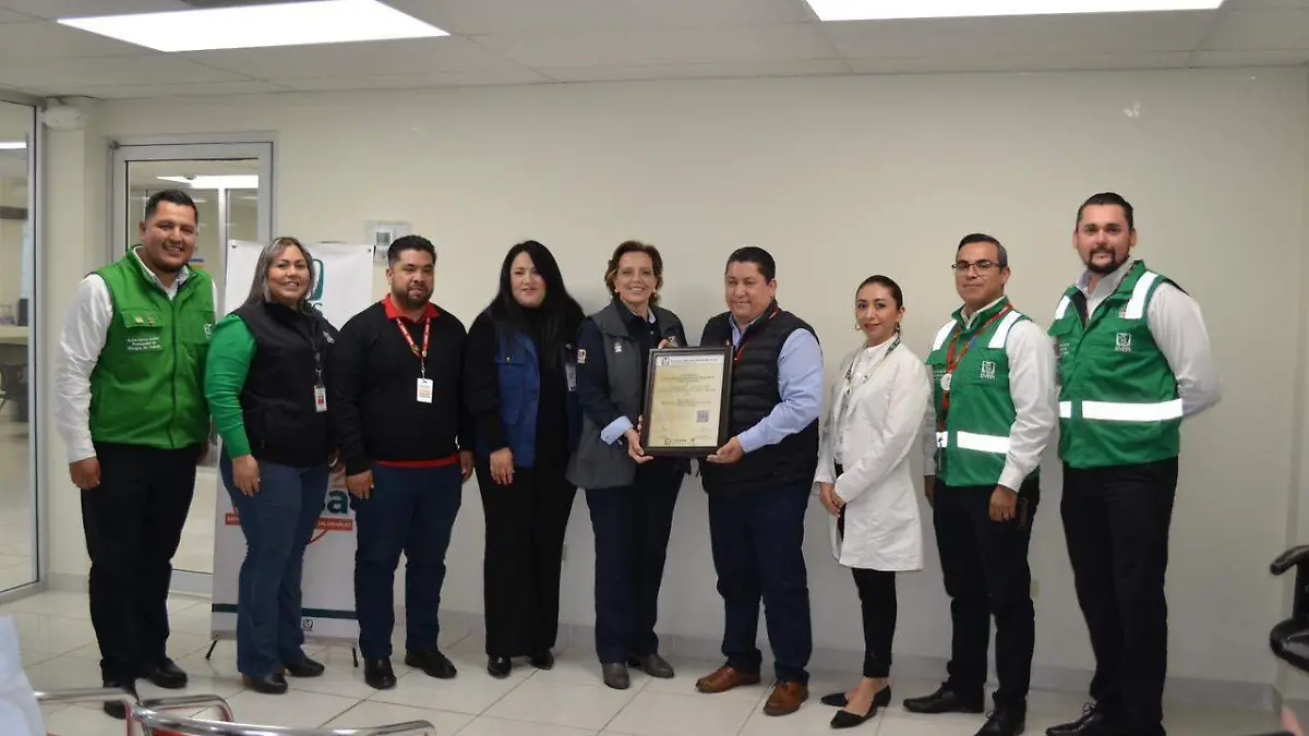 La encargada de entregar la distinción ELSSA fue la titular del IMSS en Baja California y San Luis Río Colorado, doctora Desirée Sagarnaga Durante