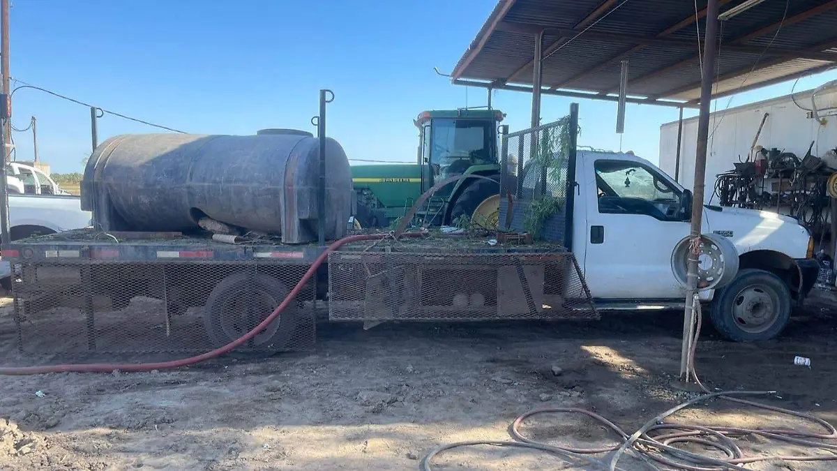 Abandonan frente a un rancho de la colonia Azteca, un camión con tinaco de conocido empaque localizado por la carretera a Riito.