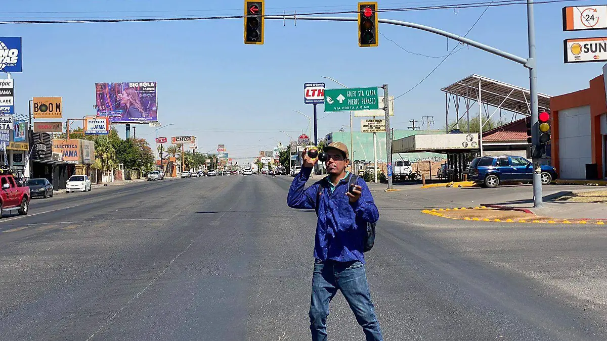 Juan Gerardo González entretiene con actos circenses a los automovilistas que transitan por la avenida Obregón de esta ciudad