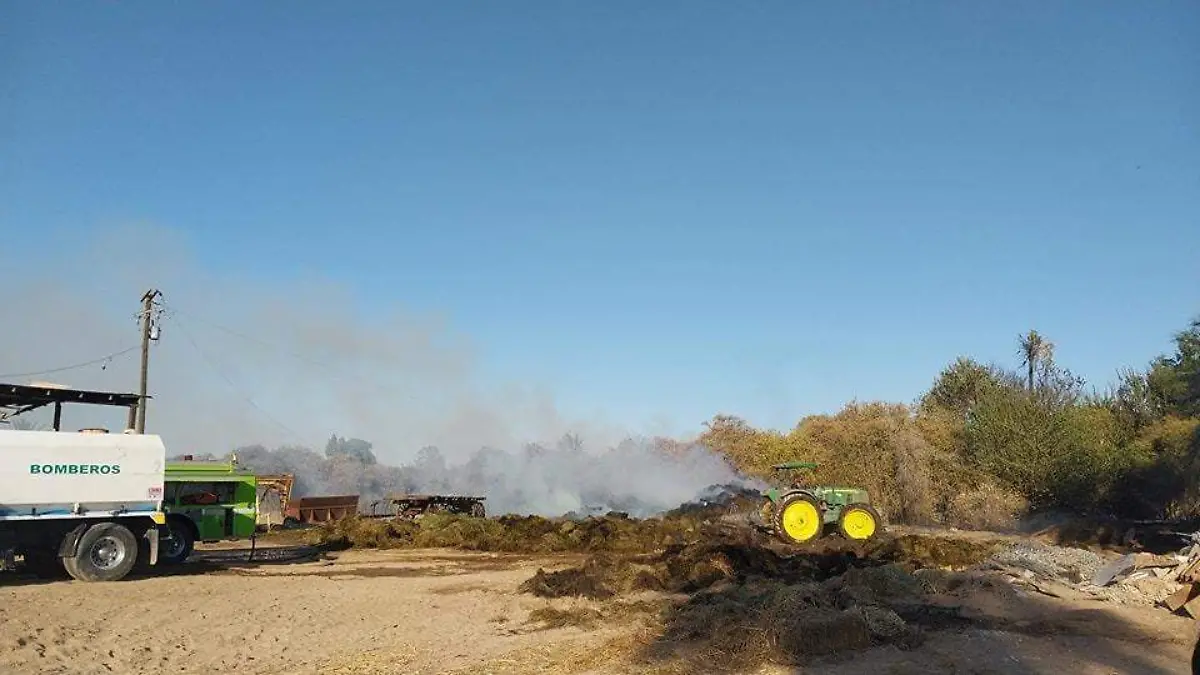 Decenas de pacas de alfalfa fueron afectadas en fuerte incendio registrado en el rancho El Naranjo del ejido Islita. Los Bomberos Rurales y Bomberos Voluntarios lo combatieron por 6 horas para apagarlo