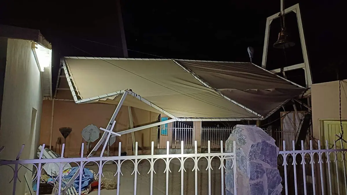 Un tráiler que no ha sido localizado, al enganchar cableado telefónico provocó la caída de varios postes y daños en algunos domicilios
