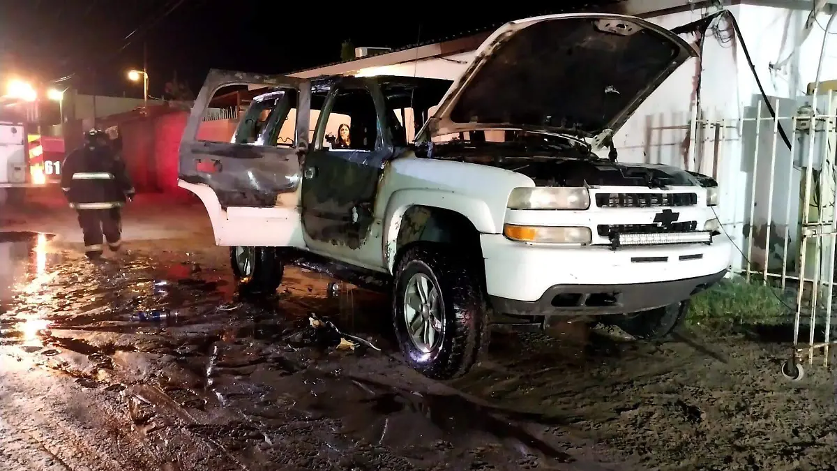 Con daños de consideración resultó la camioneta Chevrolet Tahoe 2002 que se incendió al parecer por corto circuito por el callejón 5 de Mayo entre calles 27 y 28, el domingo pasado.